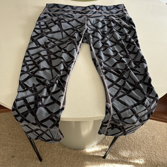 Athleta Crop Printed Athletic Leggings Size Small - Picture 6 of 12